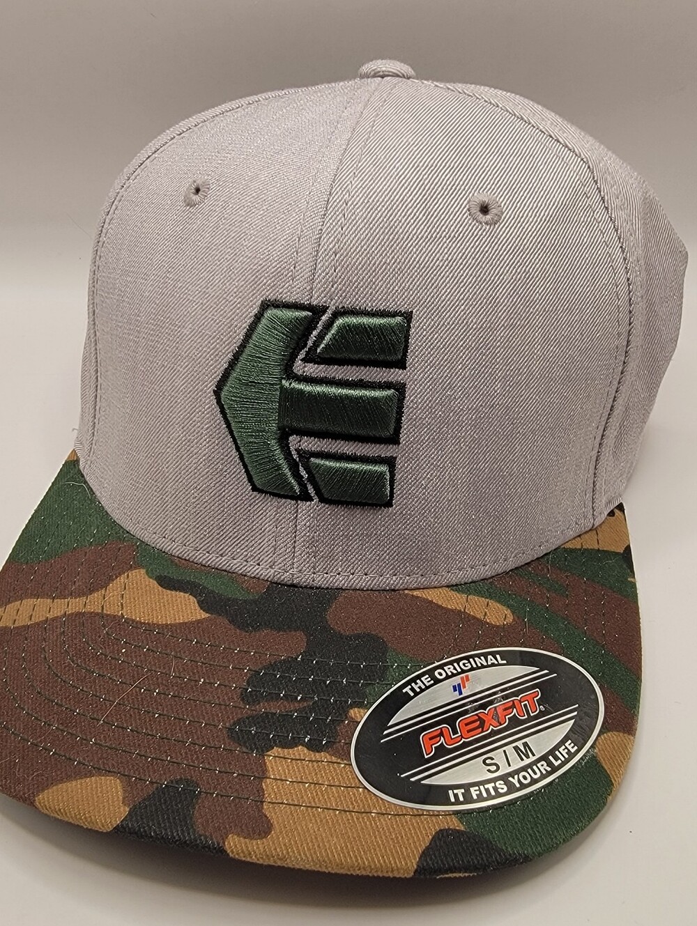 Etnies Gray Hat with Camouflage Brim and Green Logo - Small Crease